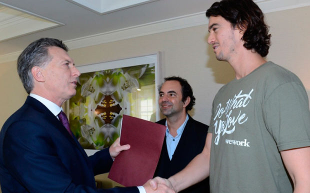 Mauricio Macri con el CEO y co-fundador de Wework, Adam Neumann, y con el titular de la compañía en la Argentina, Patricio Fuks.