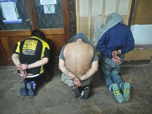 Tres de los quince detenidos en el operativo antidrogas.