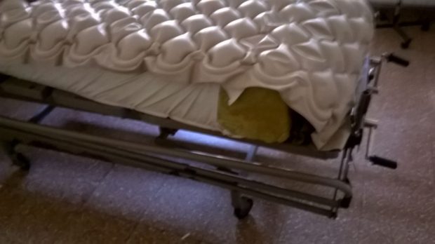 Pedazos de colchones en las camas de Clínica de Mujeres.