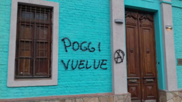 Allegados a Vallone pintaron "Poggi Vuelve", para luego decir que fueron simpatizantes de Avanzar. Politiquería, como le dicen.